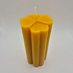 107-1.webp Bičių vaško žvakė „Keturlapis dobilas“