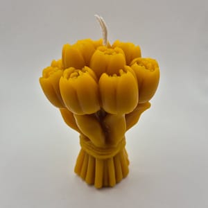 113-1.webp Bičių vaško žvakė „Tulpių puokštė su lapais“