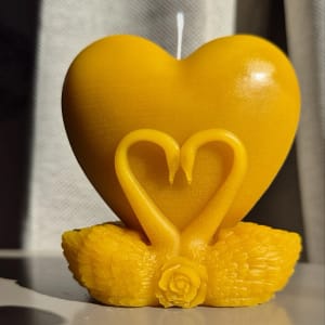 29 Bičių vaško žvakė „Širdies sparnai“