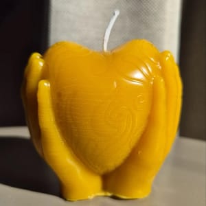 30 Bičių vaško žvakė „Širdis rankose“