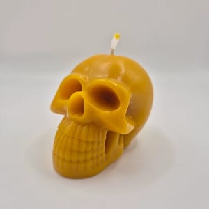 51 Bičių vaško žvakė „Kaukolės šypsena“