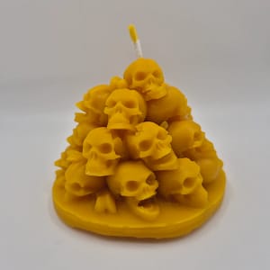 52 Bičių vaško žvakė „Kaukolių kalnas“