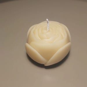 6 Bičių vaško žvakė „Rožės pumpuras“