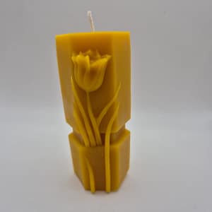 93-1.webp Bičių vaško žvakė „Šešiakampė tulpė“