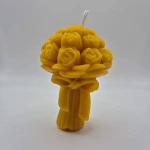 98-1.webp Bičių vaško žvakė „Rožių puokštė“