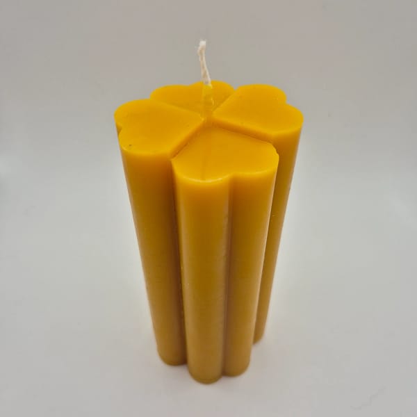 107-1.webp Bičių vaško žvakė „Keturlapis dobilas“