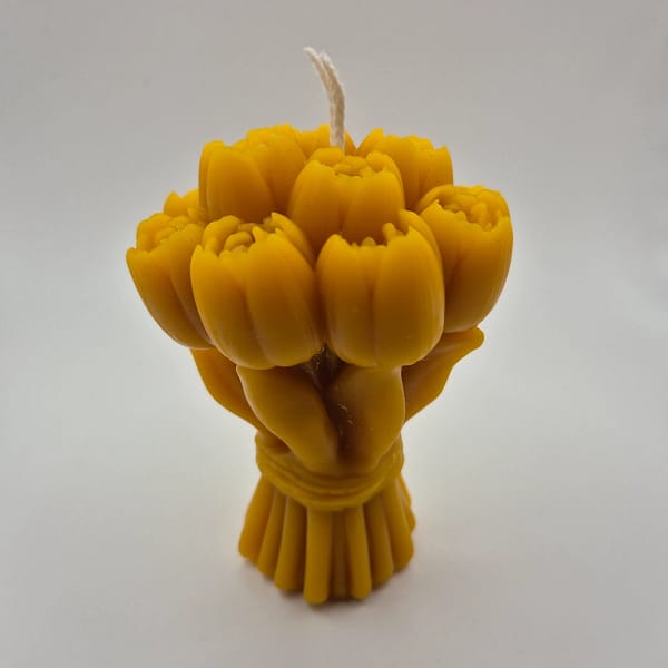 113-1.webp Bičių vaško žvakė „Tulpių puokštė su lapais“