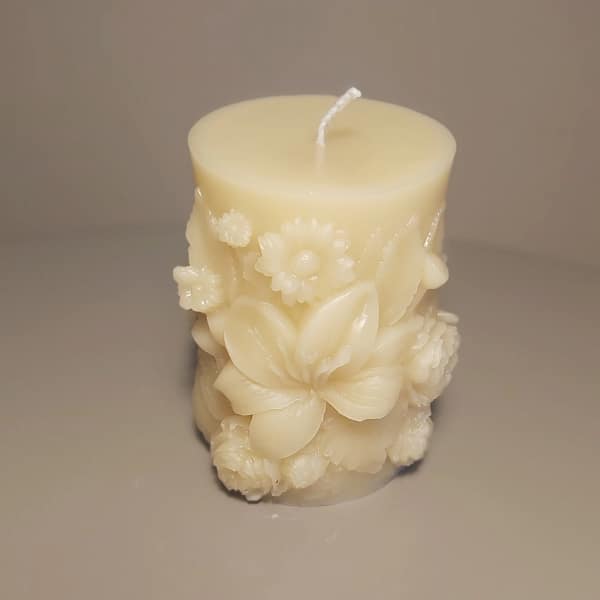 3 Bičių vaško žvakė „Gėlių pasakojimas“