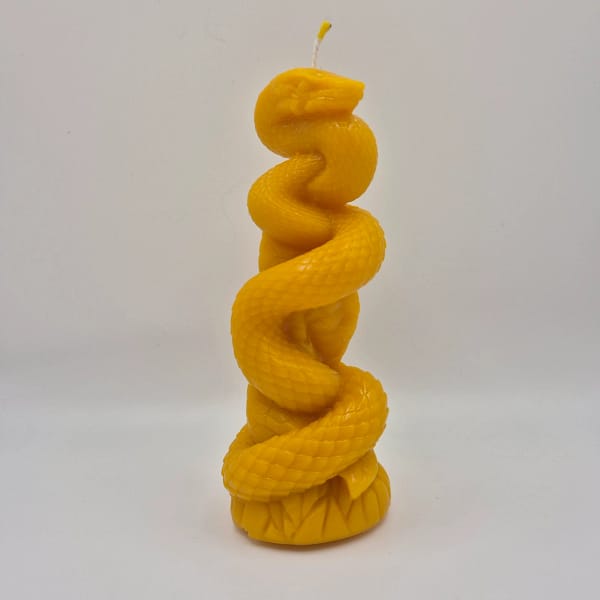 53 Bičių vaško žvakė „Gyvatės šnabždesys“