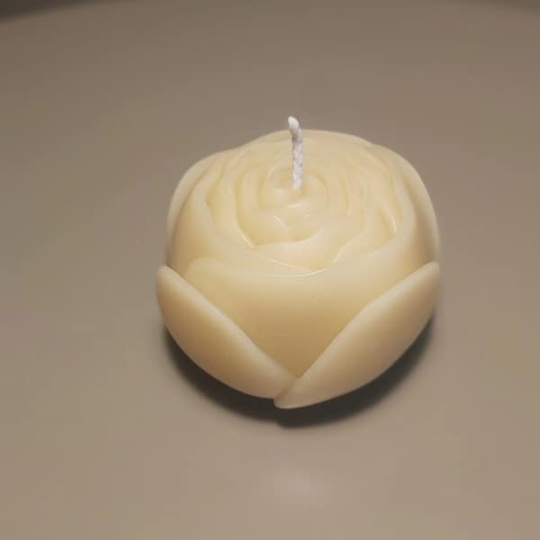 6 Bičių vaško žvakė „Rožės pumpuras“