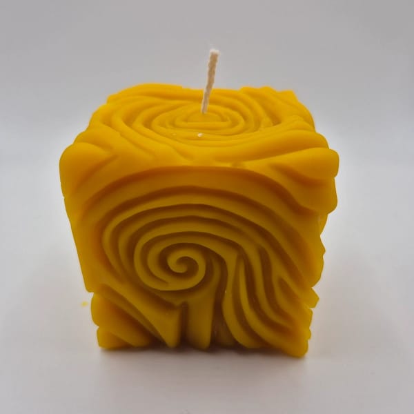 81 Bičių vaško žvakė „Medžio rievės“